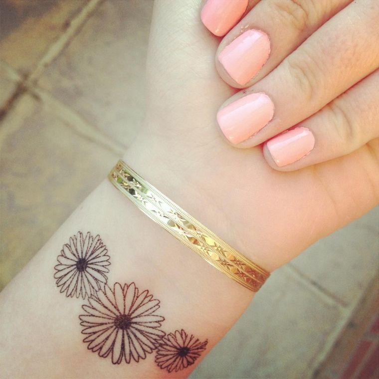 tatouage-fleur-bracelet-femme