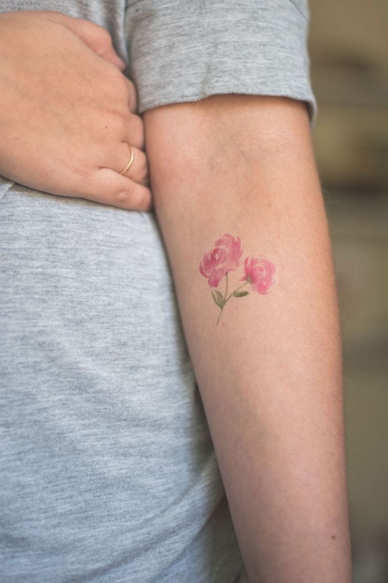 tatouage-fleur-couleurs-petits-tatouages-femme