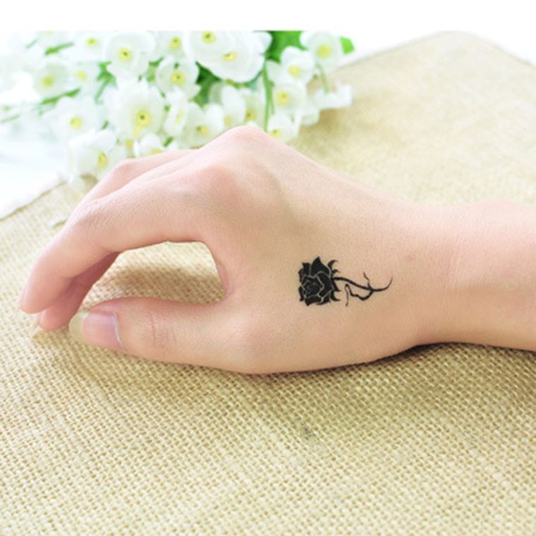 tatouage-fleur-doigt-idee-femme