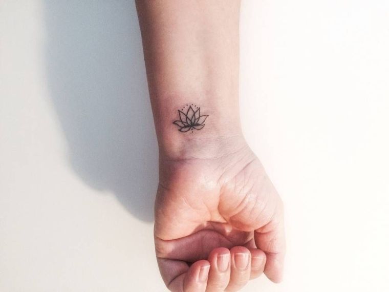tatouage-fleur-lotus-femme