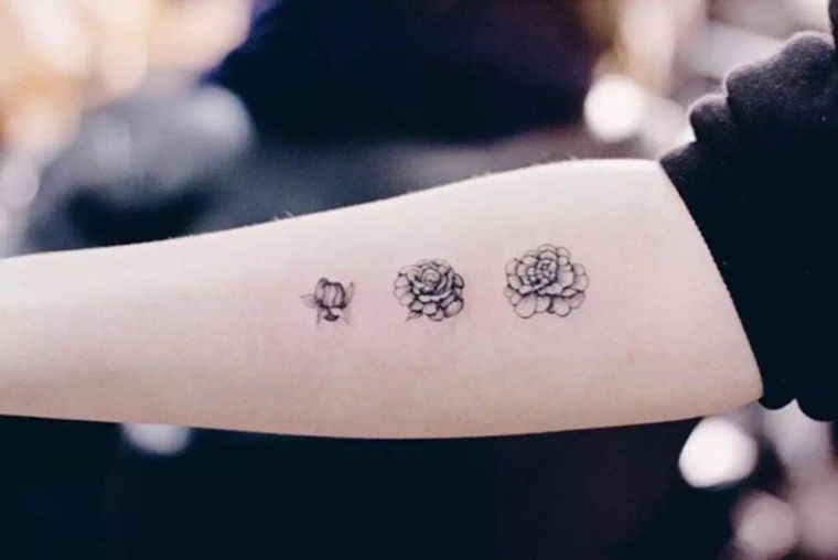 tatouage-fleur-petales-femme