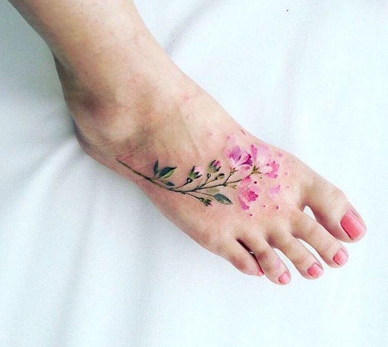 tatouage-fleur-pied-femme