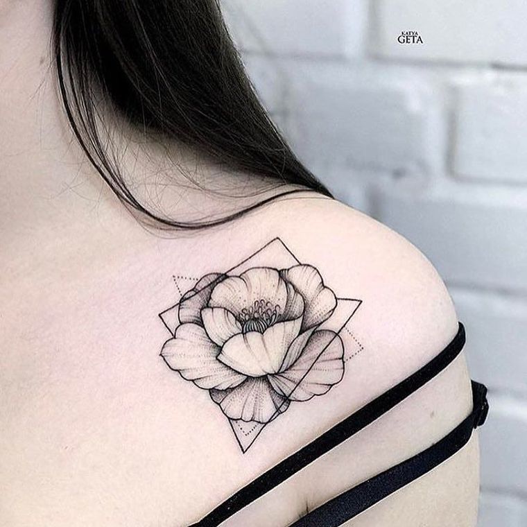 tatouage-geometrique-epaule-femme
