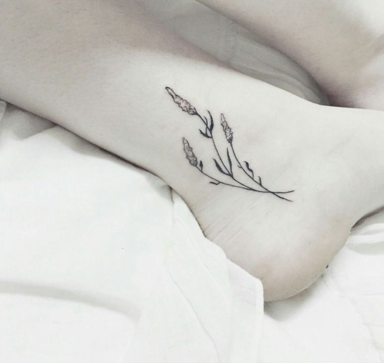tatouage-pied-femme-fleur