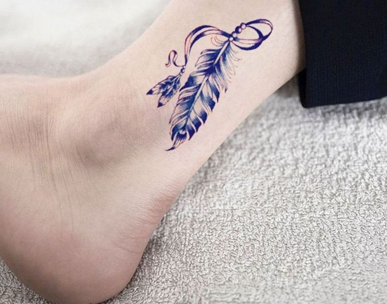 tatouage-pied-femme-plume