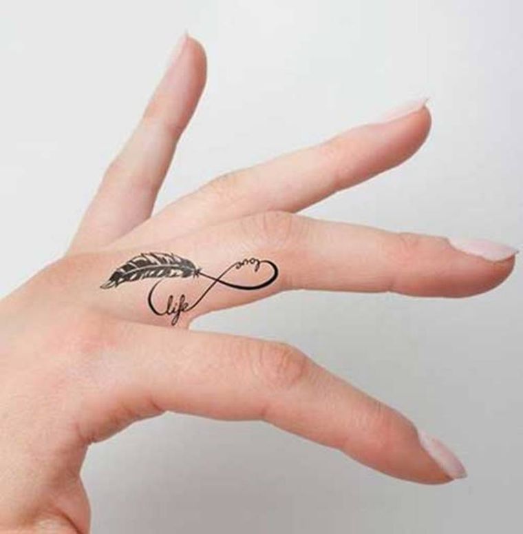 tatouage-plume-doigt-femme