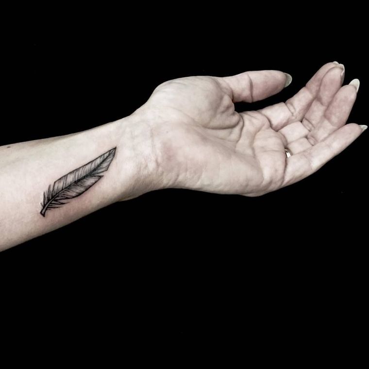 tatouage-plume-femme-bras-idee