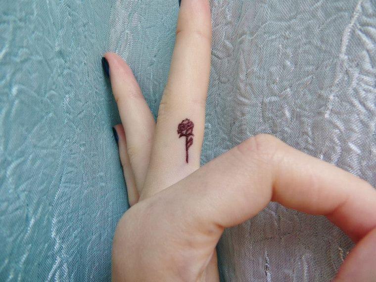 tatouage-rose-doigt-femme