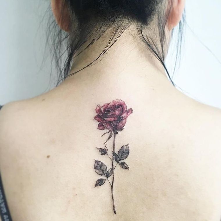 tatouage-rose-femme-dos