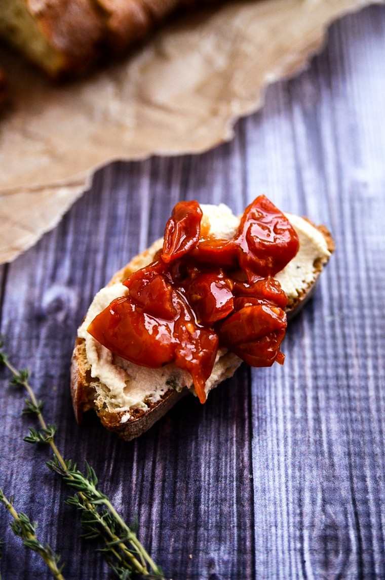 toast-vegan-fromage-tomates-sechees