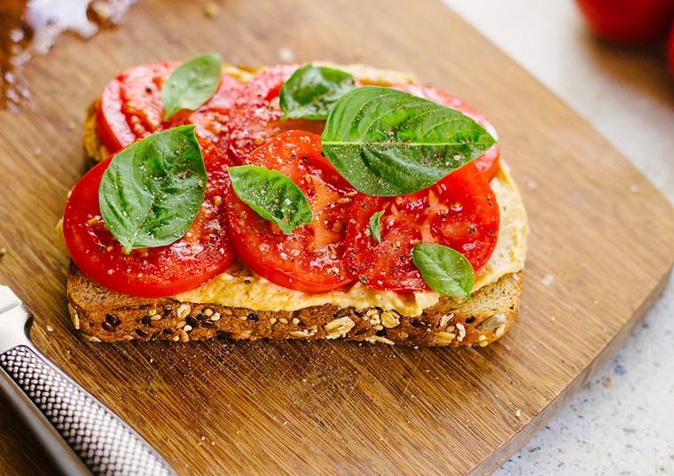 tomate-houmous-toast