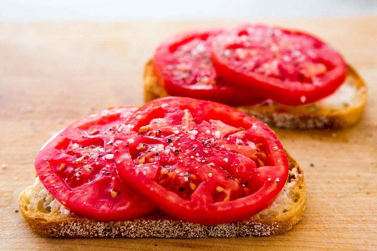 tomates-toast-recette-facile-delicieux