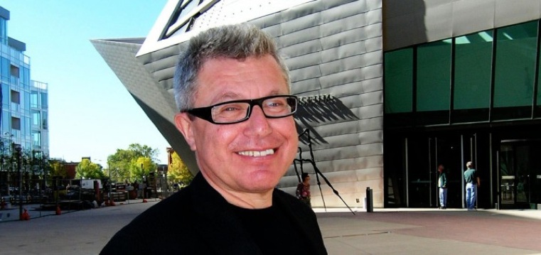 Daniel Libeskind devant Denver-Art-Museum