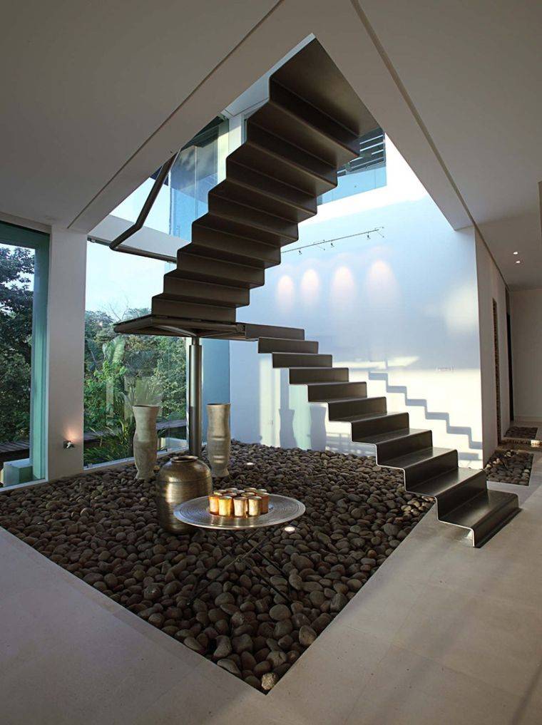 amenagement-escalier-interieur-idees-deco-noir-foyer-design-ecostudio