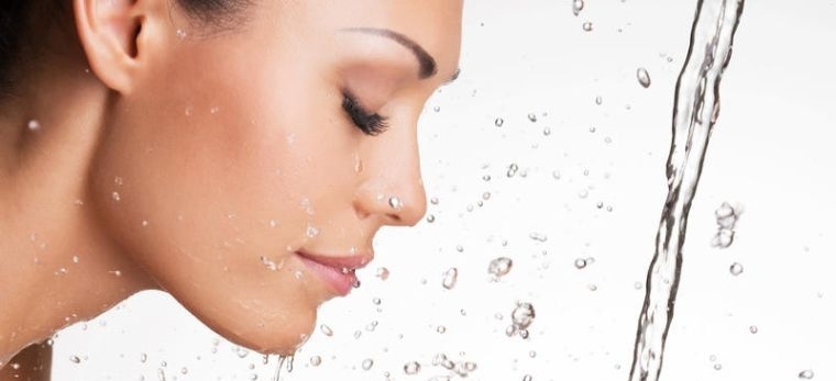 eau micellaire produit-soin-visage-nettoyage