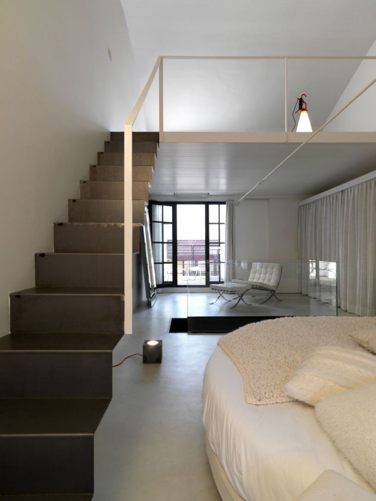 escalier-blanc-et-noir-petit-espace-deco-loft-delrosso