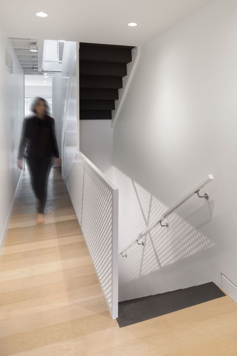 escalier-bois-et-noir-blanc-interieur-moderne-maison-post