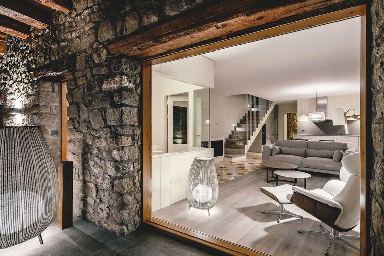 escalier-couleur-noire-interieur-maison-pierre-bois-dom