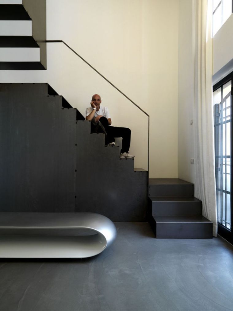 escalier-design-industriel-couleur-noire-interieur-delrosso