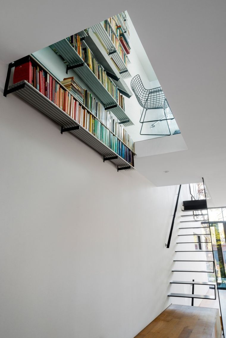 escalier-design-interieur-couleur-noire-bibliotheque-suspendue-chou
