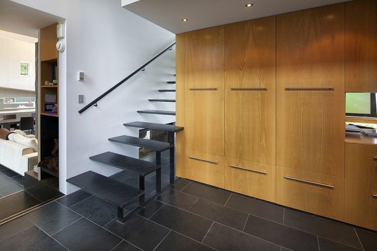 escalier-en-metal-noir-moderne-villa-design-simcic