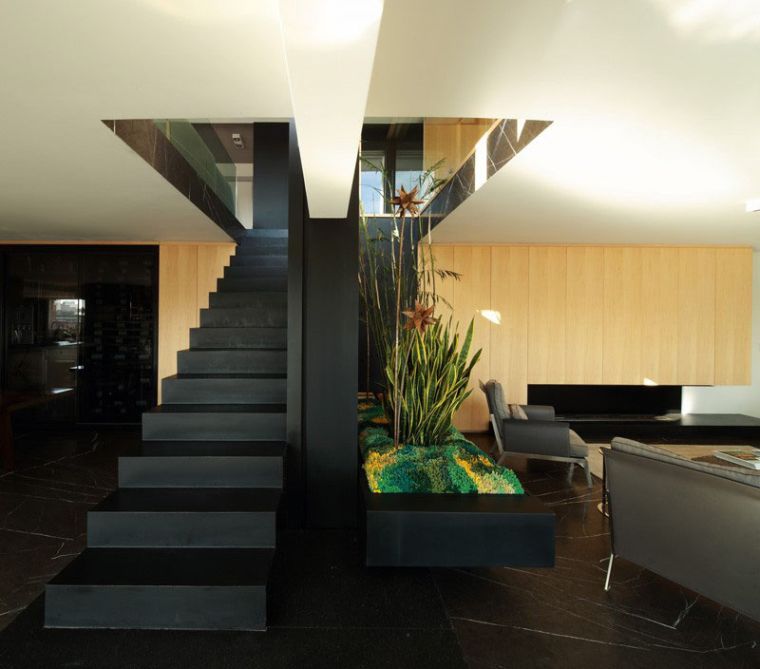 escalier-interieur-pierre-noire-design-maison-architecte-remy