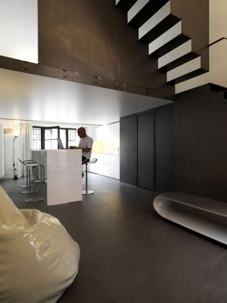 escalier-interieur-style-industriel-deco-loft-delrosso