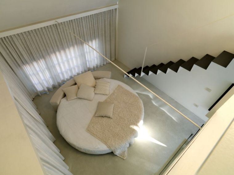escalier-loft-moderne-couleur-noire-deco-blanc-delrosso