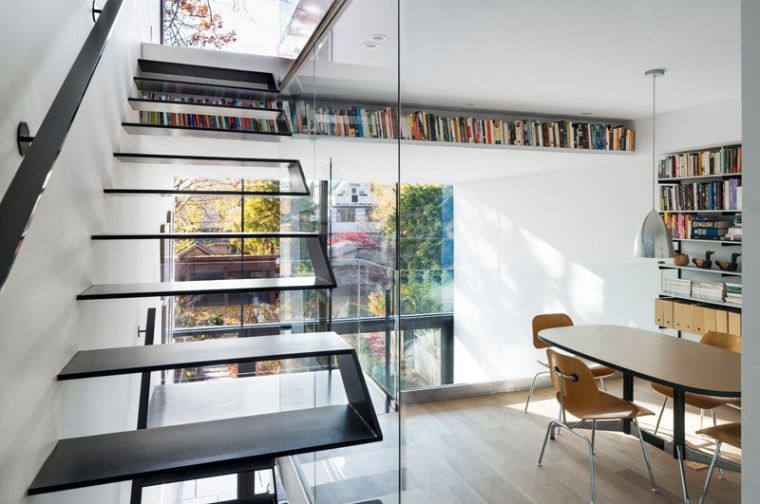 escalier-moderne-interieur-marches-noir-maison-renovation-chou