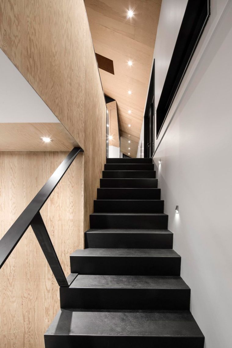 escalier noir design-petit-espace-deco-scandinave-naturehumaine
