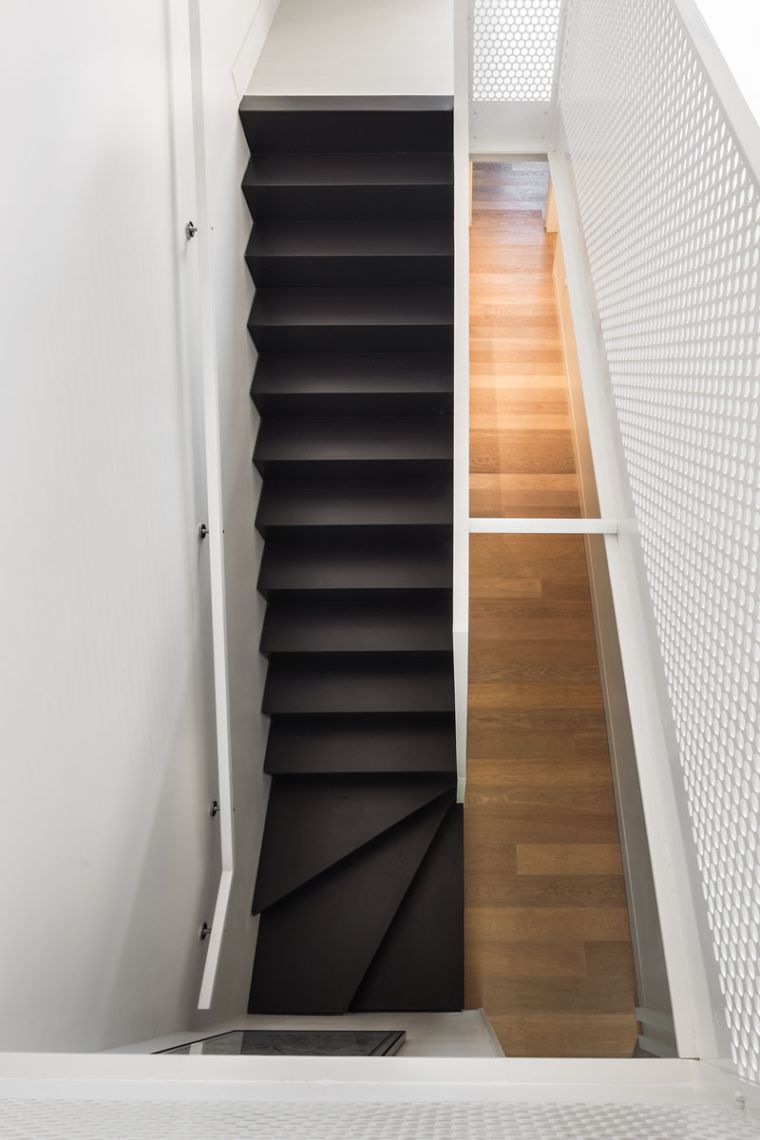 escalier noir et-blanc-bois-interieur-design-moderne-post