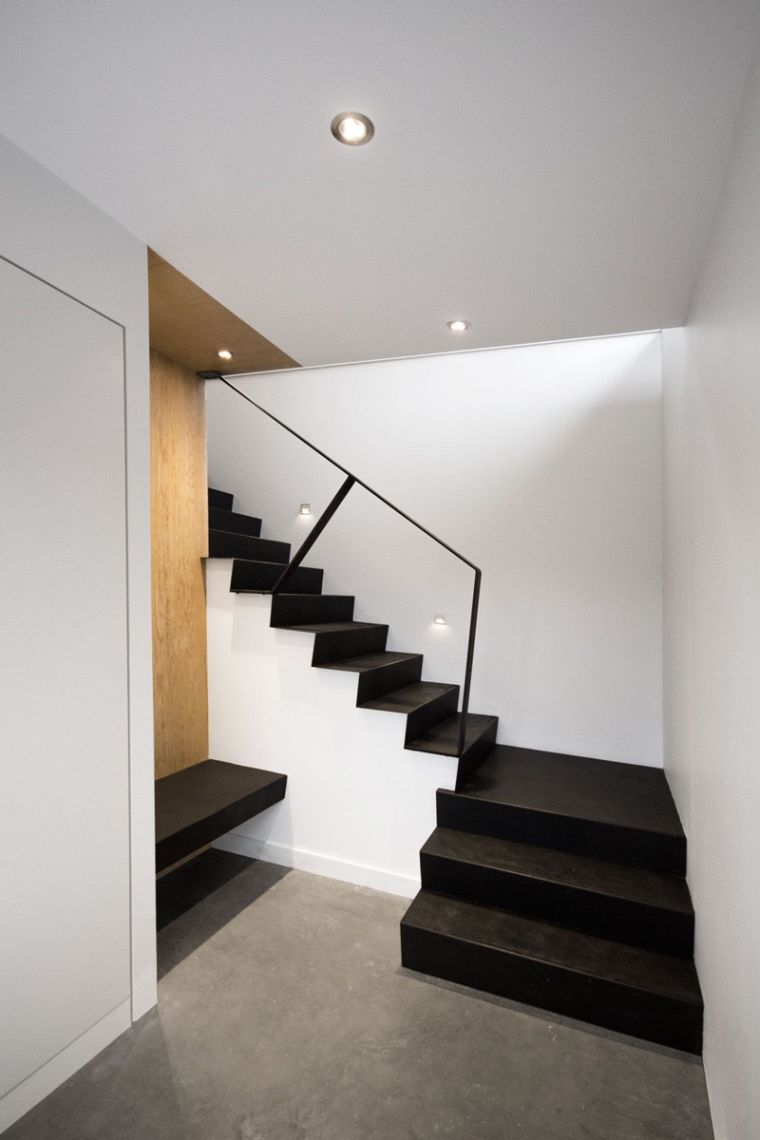 escalier noir interieur-maison-quebec-touches-bois-naturehumaine