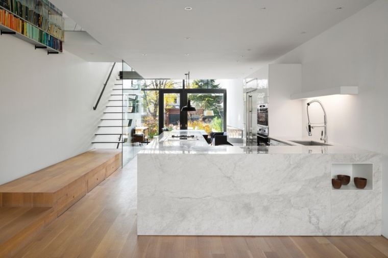 escalier noir plan-maison-ouverte-deco-nature-cuisine-marbre-chou