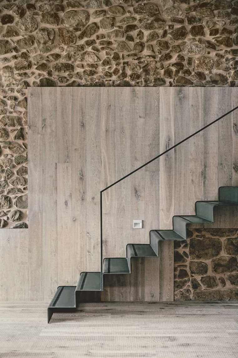 escalier-pierre-metal-bois-design-moderne-interieur-maison-renovee-dom