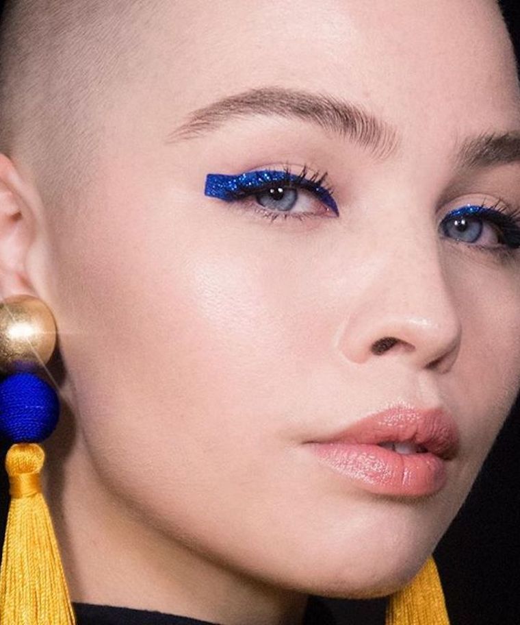 eyeliner-bleu-vif-tendance-maquillage-2018