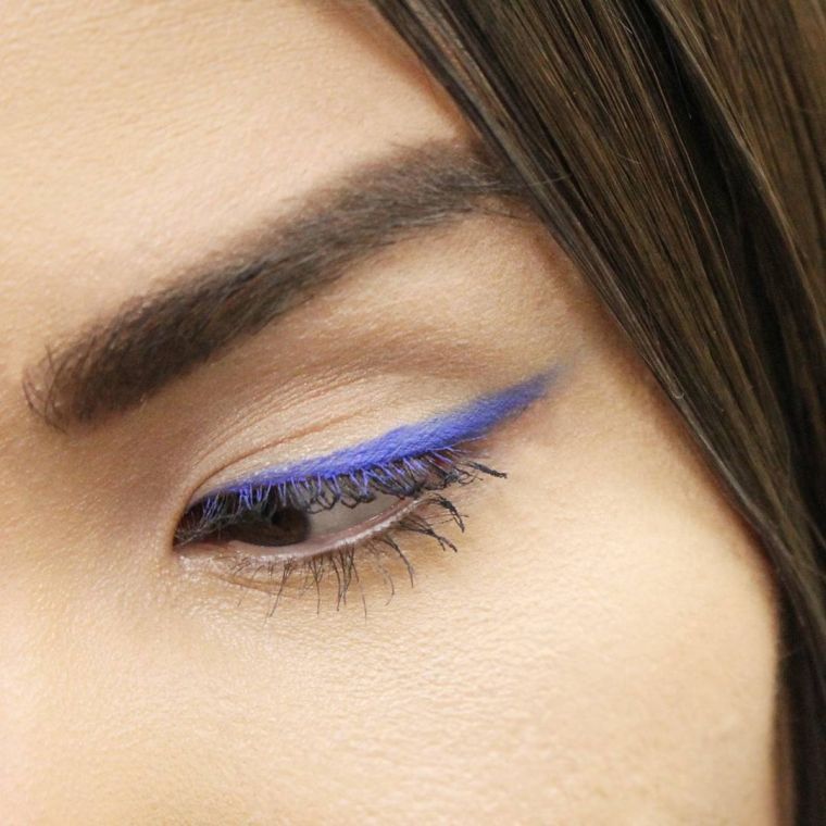 eyeliner-maquillage-tendance-bleu
