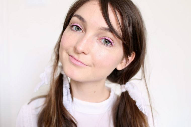 eyeliner-maquillage-yeux-tendance-couleur-rose