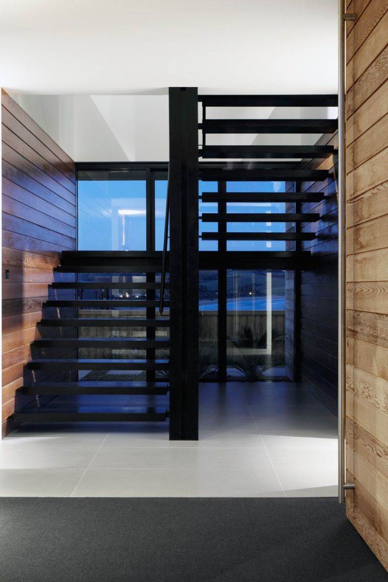 image-escaliers-noirs-et-bois-maison-interieur-smart
