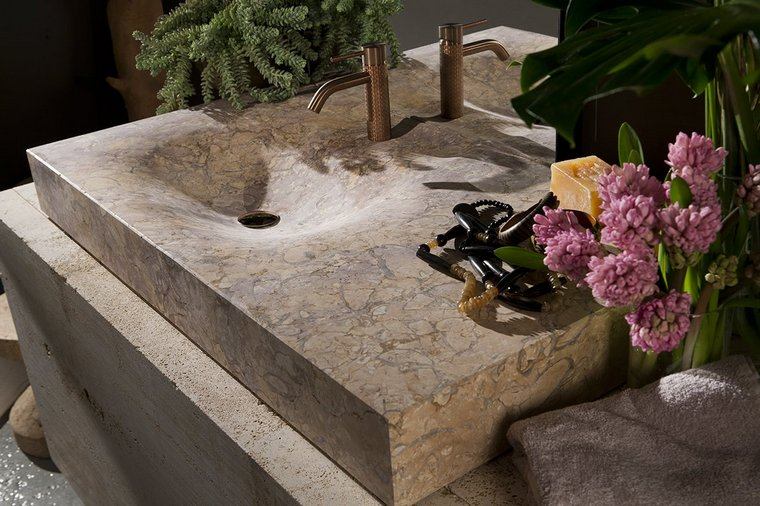 lavabo en pierre miguel-herranz-erosion-fleurs