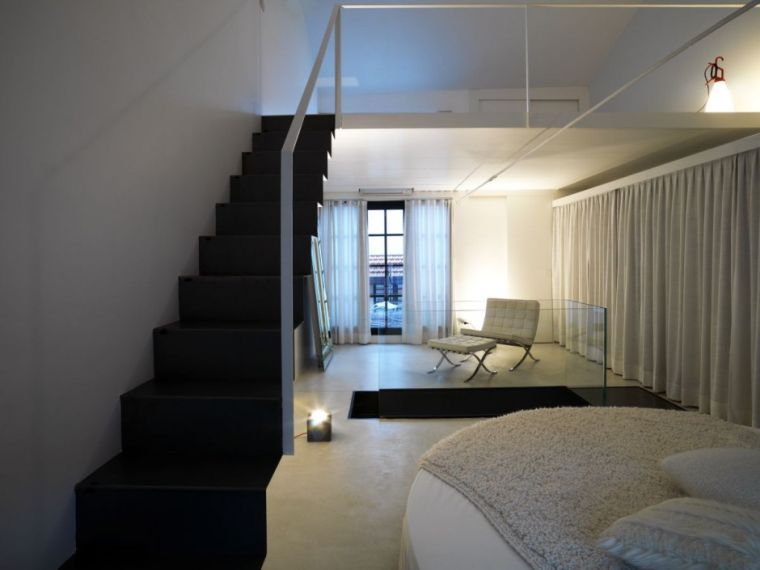 petit-escalier-moderne-interieur-couleur-noire-delrosso