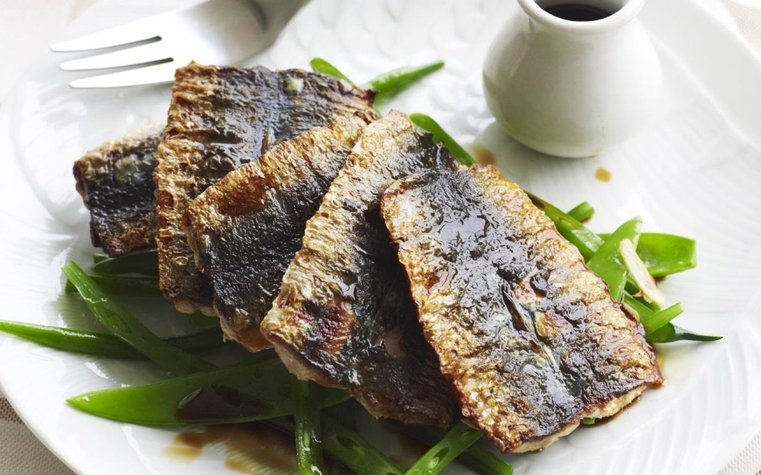 poisson grillé sardines-avec-haricots
