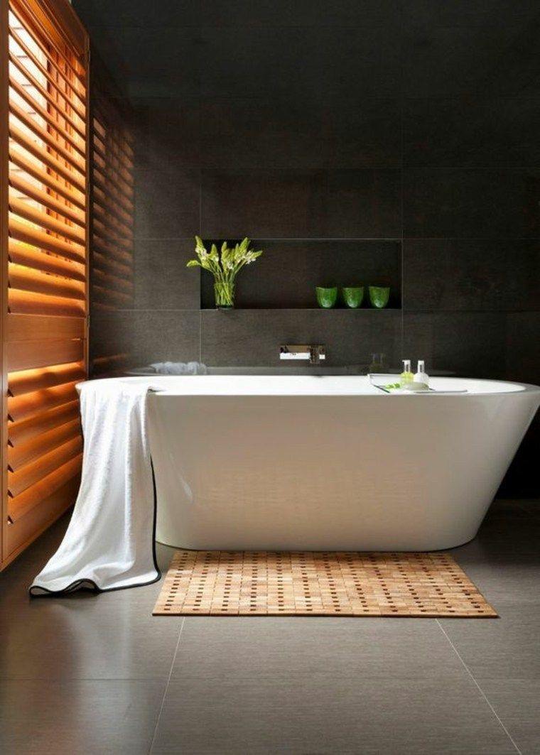 salle-de-bain-bois-et-noir-niche-murale-baignoire-blanche