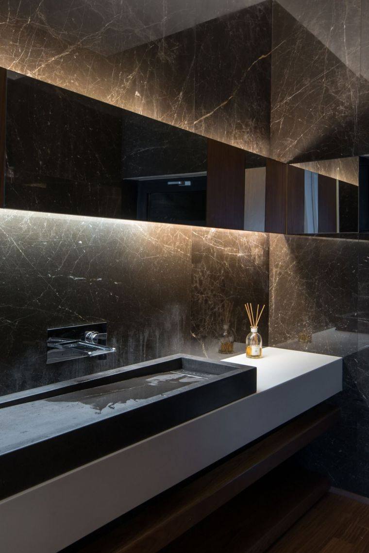 salle-de-bain-marbre-noir-design-moderne-rangement-bois