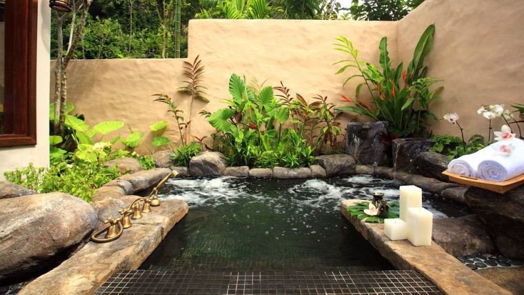 baignoire-avec-tourbillon-jardin-design-exterieur