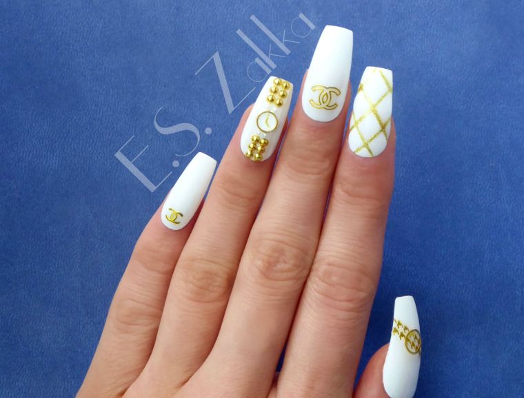 decoration-ongles-forme-ballerine-blanc-or