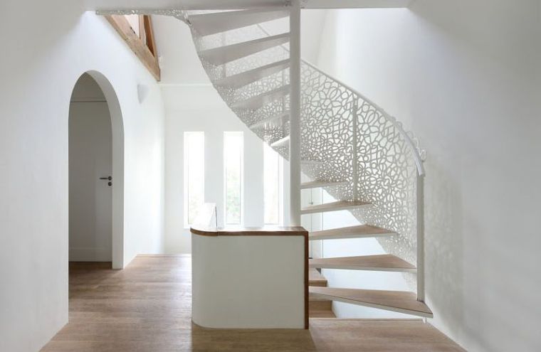 escalier-blan-et-bois-colimacon-balustrade-design-maxwan