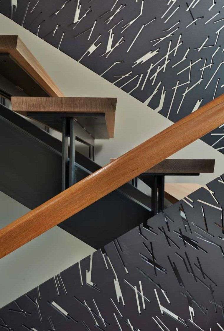escalier-bois-interieur-rambarde-metal-noir-finne