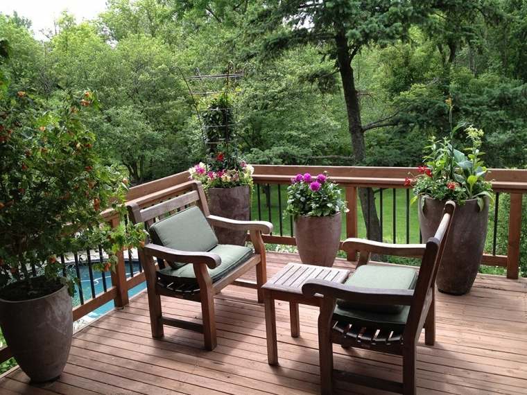 comment aménager son petit jardin idée chaise bois coussins terrasse