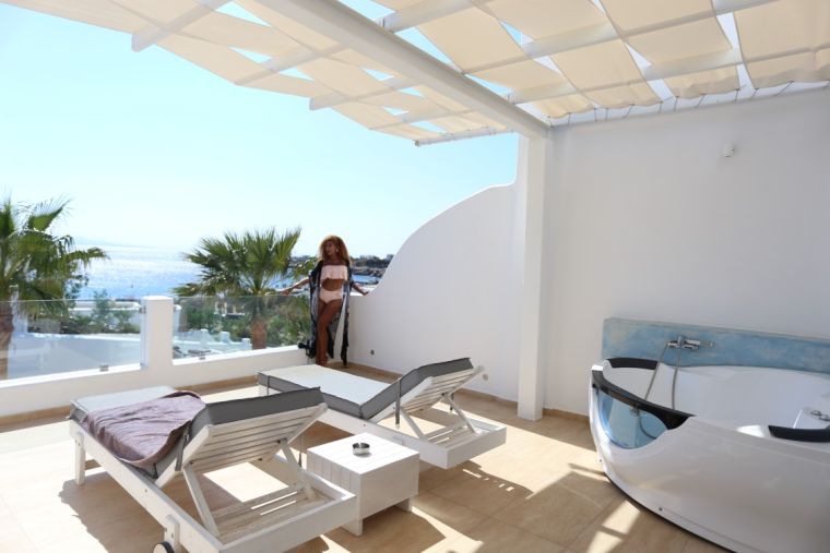 jacuzzi-avec-toit-terrasse-spa-villa-luxe