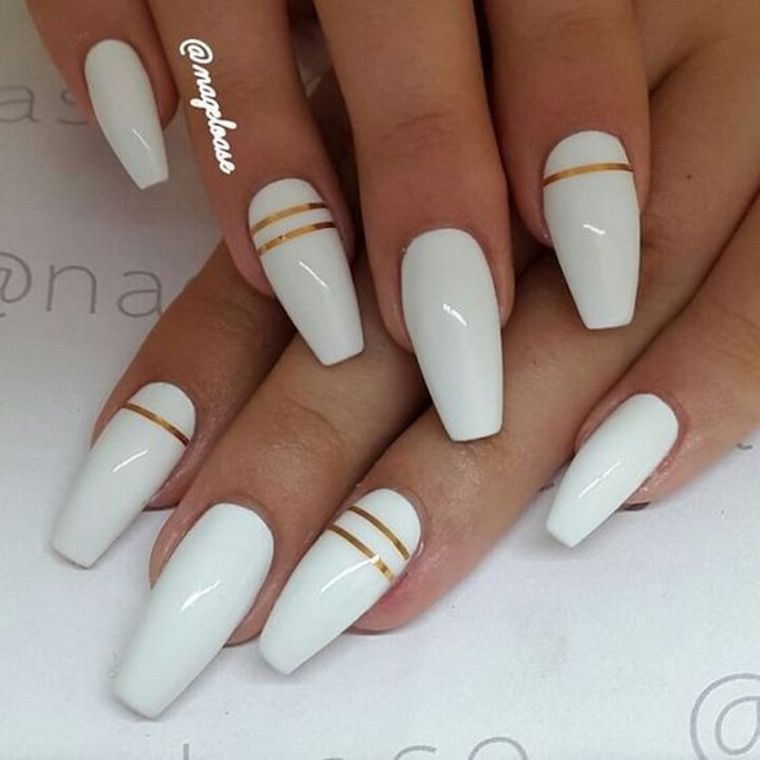 ongle-cercueil-forme-deco-blanc-or